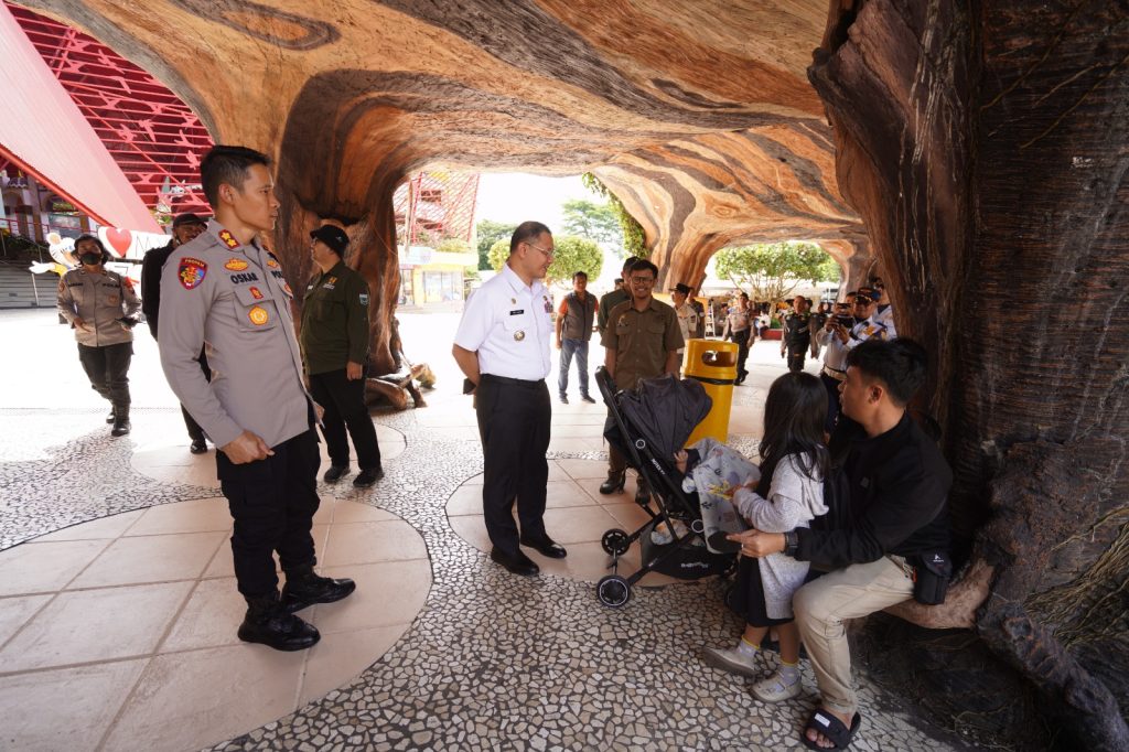Pj. Walikota Batu Aries Agung Paewei bersama Kapolres Batu AKBP Oskar Syamsudin melakukan Sidak di Batu Secret Zoo.