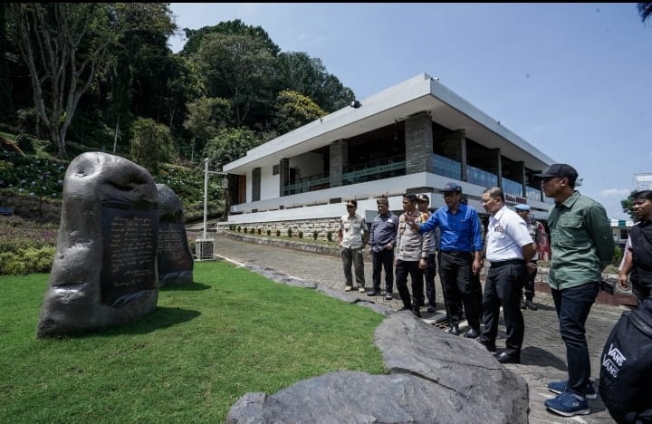 Pj. Walikota Batu dan Kapolres serta rombongan ketika melihat monumen batu bertuliskan testimoni Proklamator Republik Indonesia, Bung Karno dan Bung Hatta ketika waktu itu berkunjung ke Obyek wisata Selecta.