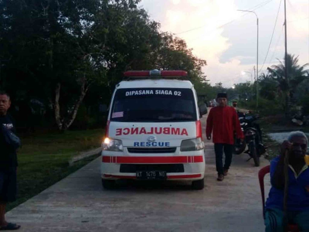 Ambulan jemput jenazah almarhumah Samsiyah.