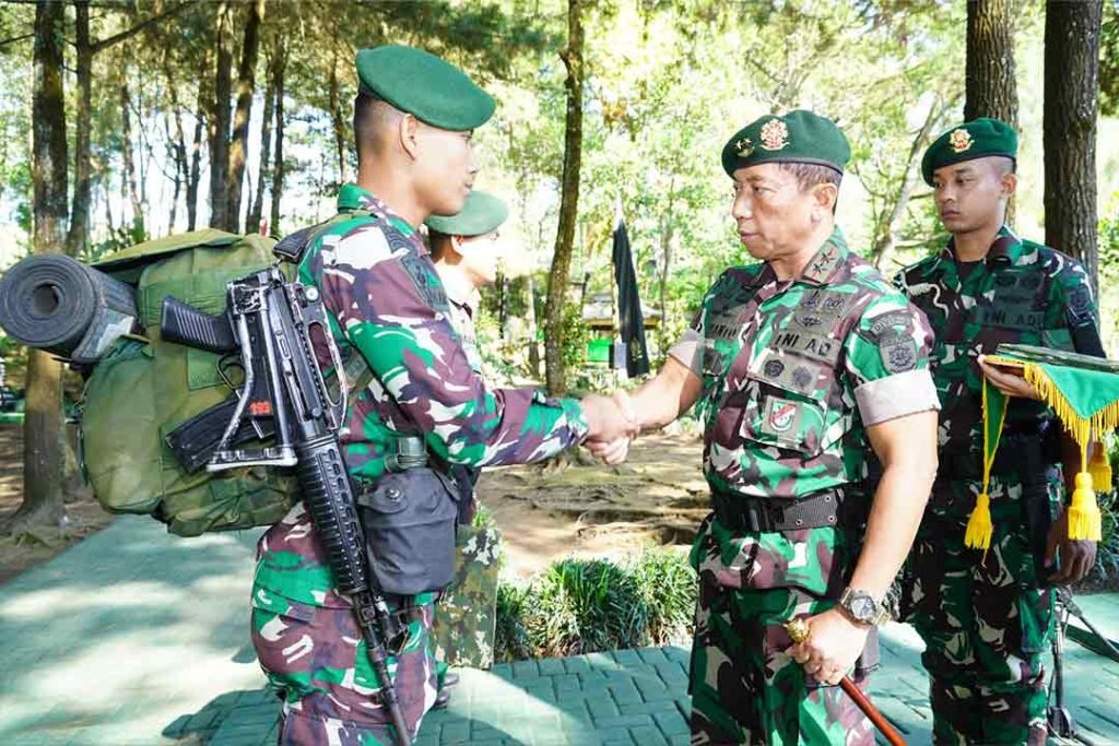 Panglima Divisi Infanteri 2 Kostrad Mayjen TNI Haryanto saat tradisi penerimaan warga baru, Jum'at (26/5).