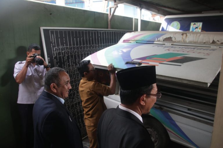 Kepala DPK Kaltim Muhammad Syafranuddin dan Kepala Dinas Pendidikan dan Kebudayaan Kaltim Muhammad Kurniawan tengah melihat kendaraan yang diserahterimakan.