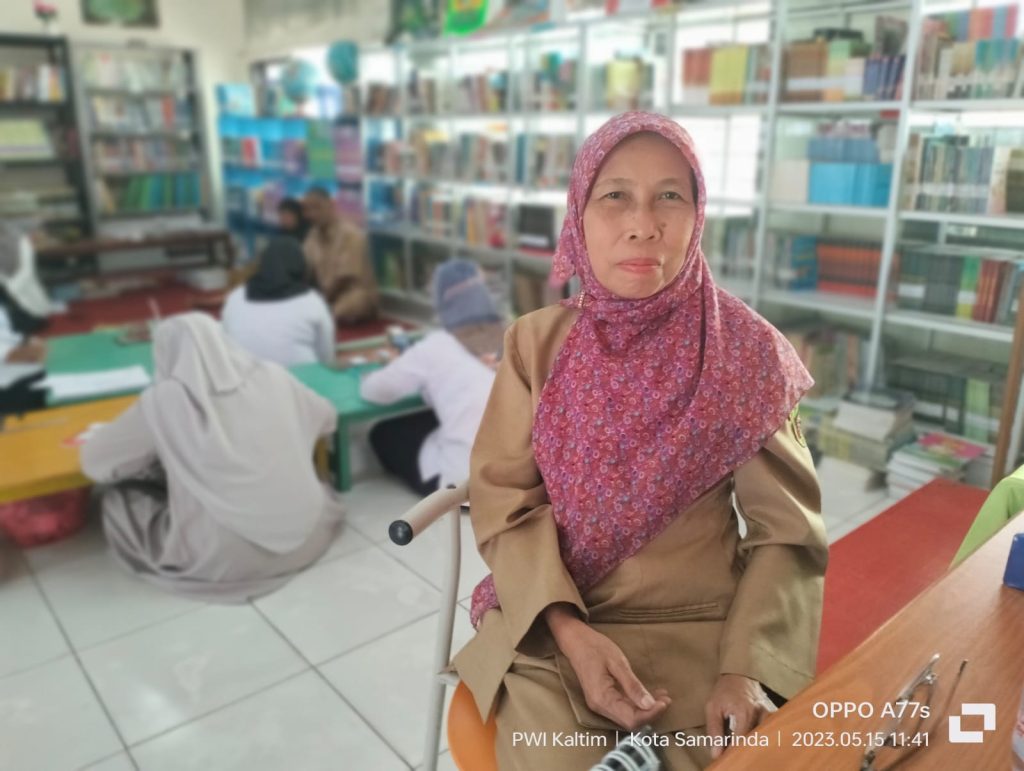 Ana Karnina, sejak tahun 1994 telah membantu mengelola perpustakaan SMPN 22 Samarinda.