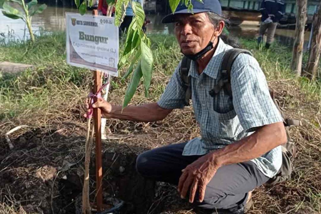 Ketua Gerakan Memungut Sehelai Sampah Sungai Karang Mumus.