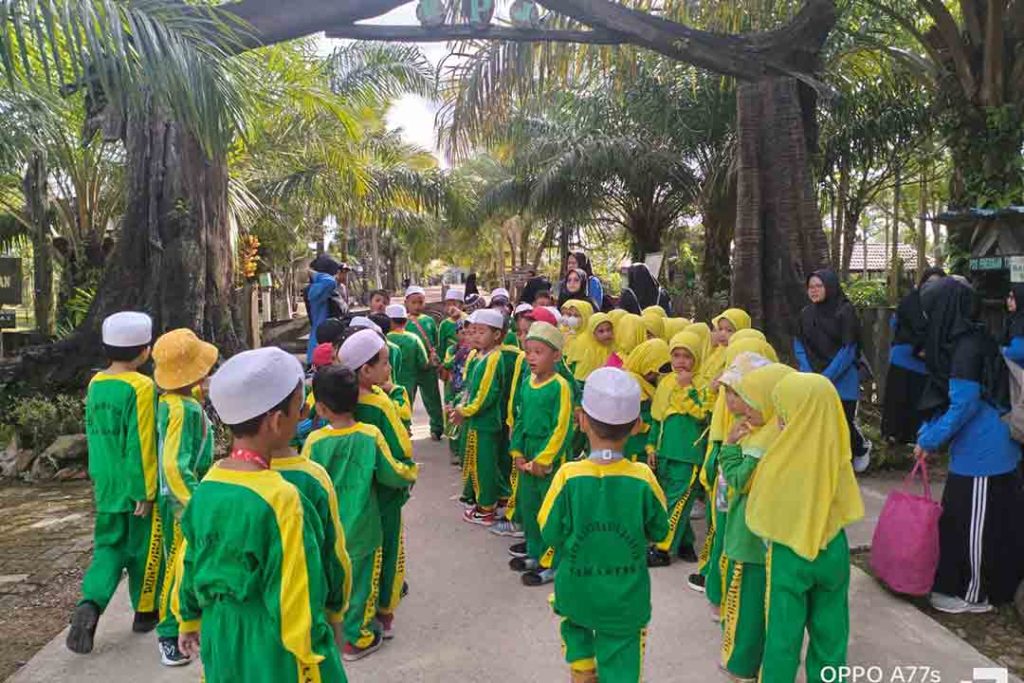 Anak-anak KBIT-TKIT Raudhatul Jannah saat berada di Kampung Kajang Anggana (KPJ), Sabtu (3/6).