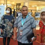 Kadis DPK Kaltim H.M. Syafranuddin mendampingi Rurin Sari Dewi staf ahli gubernur bidang Polhukam saat meninjau pameran kearsipan, di stan SMK 18 Samarinda.