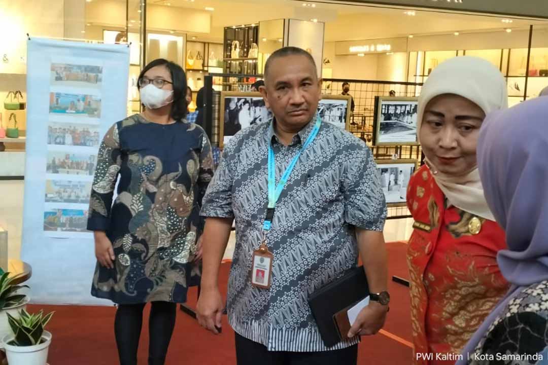Kadis DPK Kaltim H.M. Syafranuddin mendampingi Rurin Sari Dewi staf ahli gubernur bidang Polhukam saat meninjau pameran kearsipan, di stan SMK 18 Samarinda.