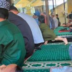 Jamaah musholla Raudhatul Jannah saat mendengarkan khutbah sholat id.