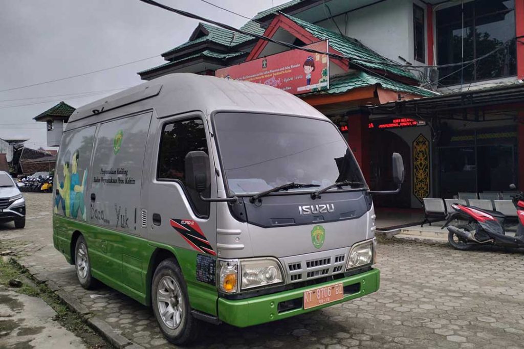 Mobil perpustakaan keliling milik DPK Kaltim yang digunakan untuk droping buku.