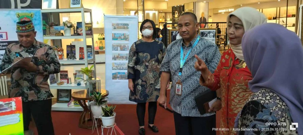 Kunjungan Kepala DPK Kaltim H.M. Syafruddin dan staf ahli gubernur Kaltim bidang Polhukam Ririn Sari Dewi dan Kepala DKP Kota Samarinda di stan pameran SMK Negeri 18 Samarinda.