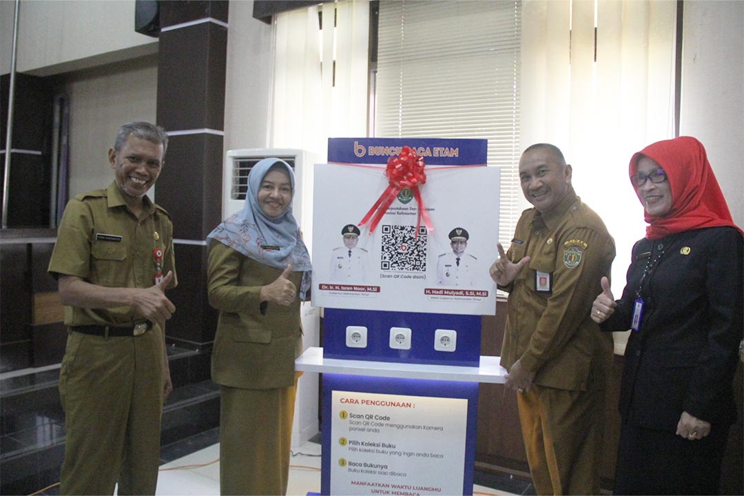 Kepala Dinas Perpustakaan dan Kearsipan (DPK) Kaltim M Syafranuddin menyerahkan Buncu Baca Etam (BBE) kepada Asisten Administras Umum Setda Berau Hj Maulidyah.