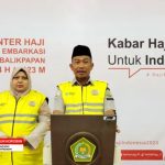 Zainul Mukhorobin didampingi Masliana SKM dan dokter Andika saat menyampaikan informasi bidang kesehatan embarkasi Balikpapan.