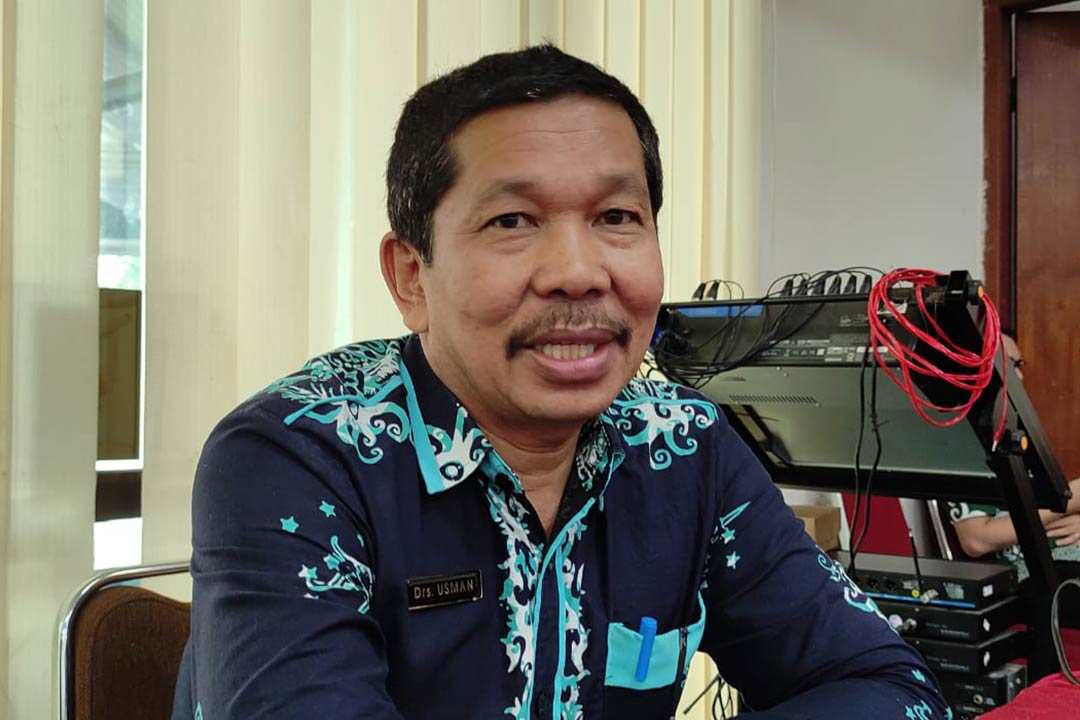 Kadis PUPRK Bontang Usman ketika menjawab pertanyaan wartawan.