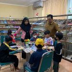 Anak-anak tengah sibuk membaca di perpustakaan daerah DKP Kaltim.