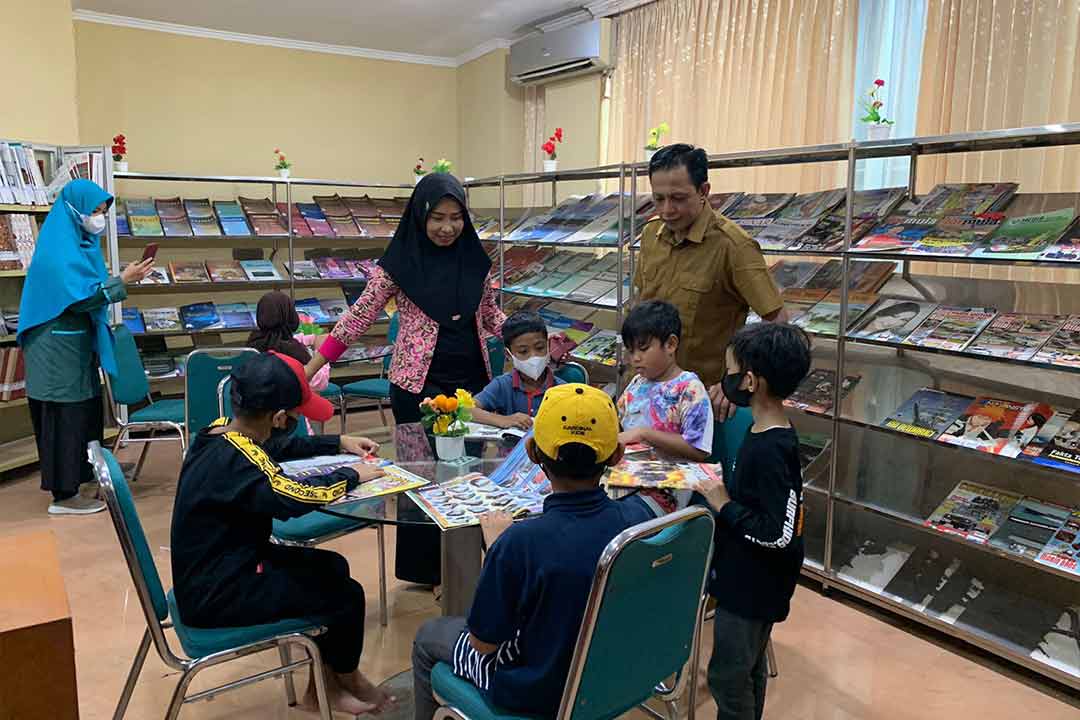 Anak-anak tengah sibuk membaca di perpustakaan daerah DKP Kaltim.