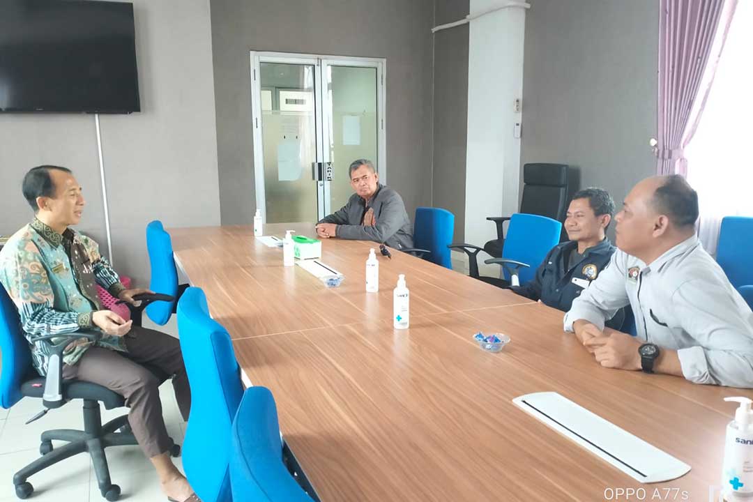 Kadis pendidikan dan kebudayaan kota Samarinda Asli Nuryadin saat bertemu dengan wartawan di ruang kerjanya