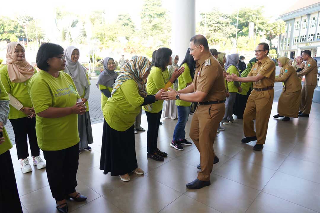 Pj. Walikota Batu, Aries Agung Paewai saat memberangkatkan rombongan peserta Studi Tiru Sekolah Adiwiyata 2023.