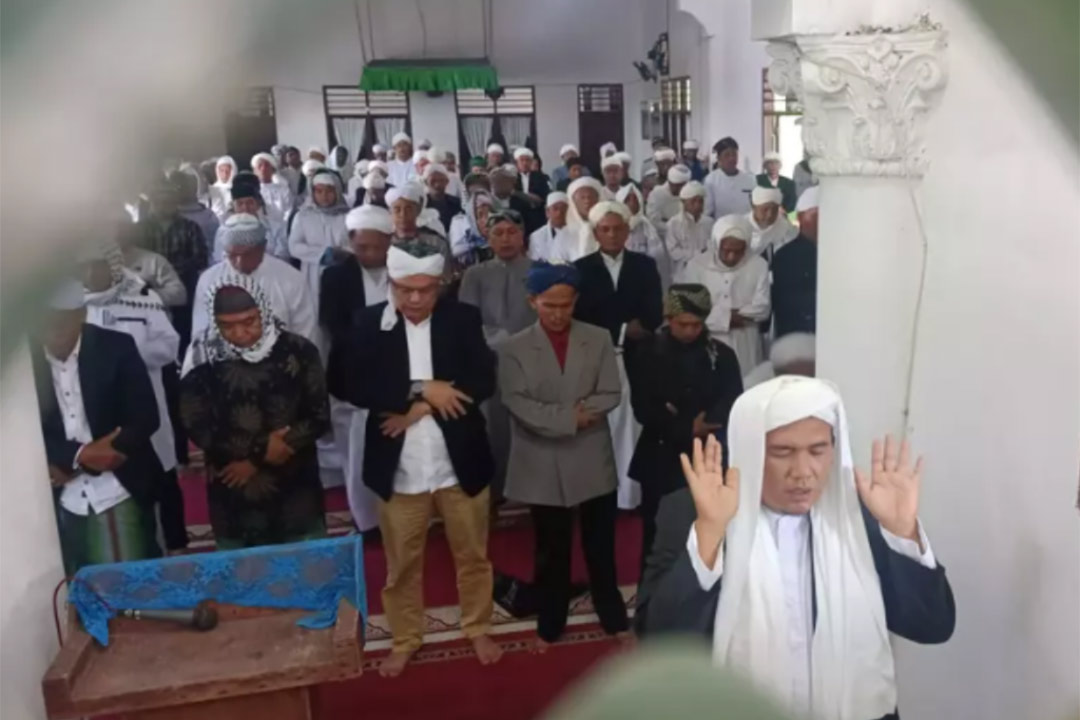 Jemaah Tarekat Naqsabandiyah Al Kholidyah Jalaliyah salat Iduladha di Deli Serdang, Sumut, Selasa 27 Juni 2023.