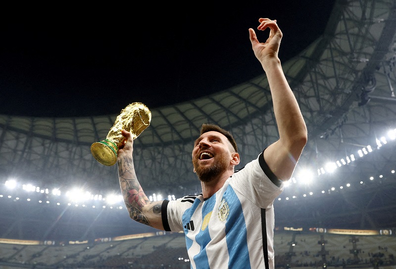 FILE PHOTO: Soccer Football - FIFA World Cup Qatar 2022 - Final - Argentina v France - Lusail Stadium, Lusail, Qatar - December 18, 2022. Argentina's Lionel Messi celebrates winning the World Cup with the trophy REUTERS/Hannah Mckay/File Photo