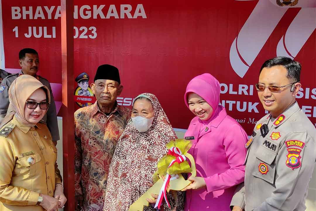 Wakil Walikota Bontang bersama Kapolres Bontang Lakukan Ceremonial Penyerahan Kunci Bedah Rumah kepada Tabri dan Istri, Senin (26/6/2023). (Foto: Nur Sa'adah - Jurnalborneo.com)