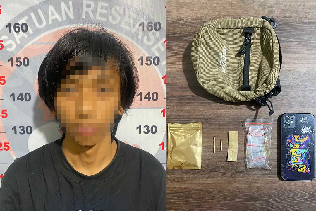 Pelaku AMF (26) diamankan beserta barang bukti dua linting kecil rokok berisi narkotika, kertas rokok, plastik klip, HP iPhone hitam, plastik coklat berisi tembakau sintetis dan tas warna coklat.