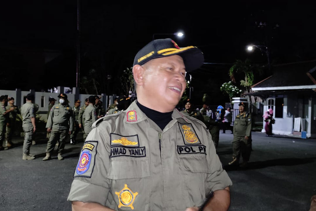 Kepala Satpol PP Bontang Ahmad Yani Turunkan 69 Personil Untuk Kawal 172 Calon Jamaah Haji Bontang, Senin Malam (19/6/2023), di Pendopo Rumah Jabatan Walikota Bontang. (Foto : Nur Sa'adah - Jurnalborneo.com)