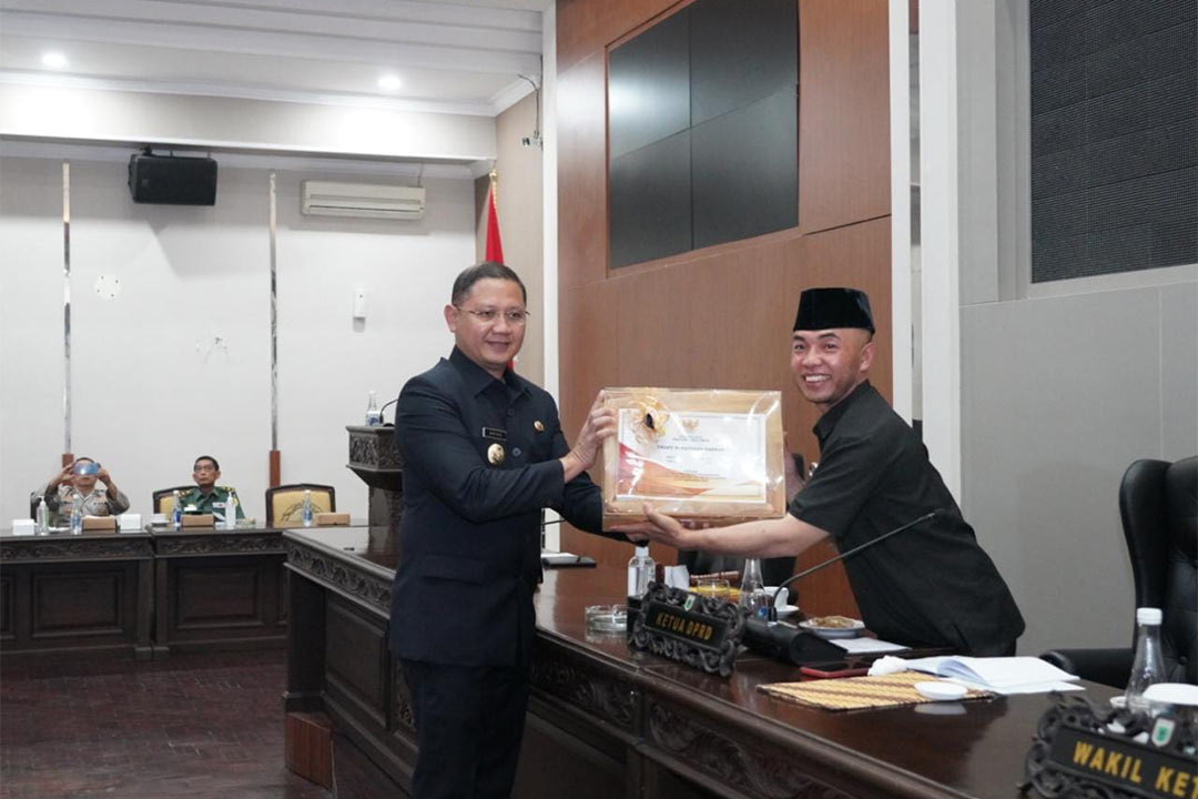 PJ.Walikota Batu Serahkan Dokumen Raperda ttg Keuangan kepada Ketua DPRD Batu