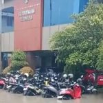 Motor para pemustaka tampak tenggelam oleh banjir hingga 40cm.