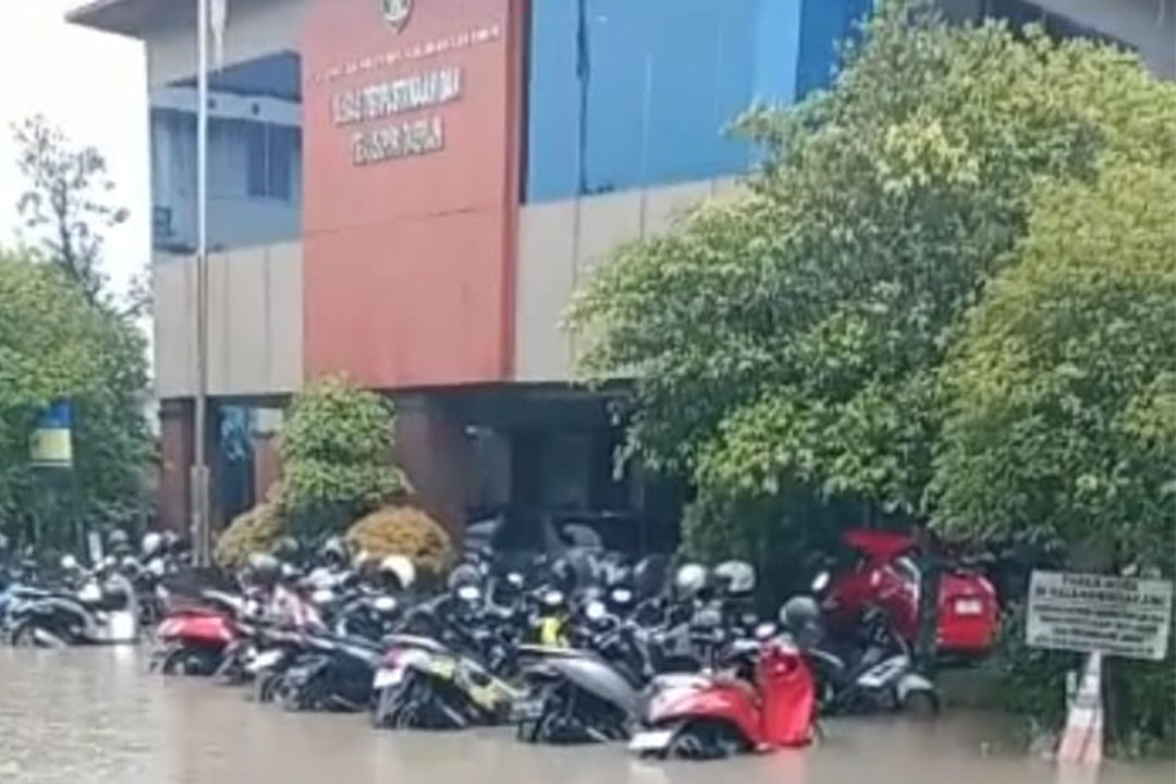 Motor para pemustaka tampak tenggelam oleh banjir hingga 40cm.