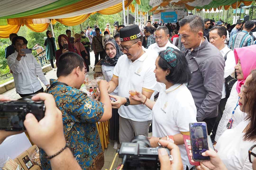 Kepala OIKN Bambang Susantono saat menghampiri salah satu pelaku UMKM yang berpartisipasi.