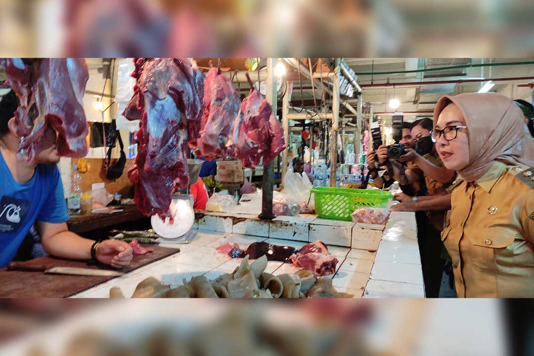 Wakil Walikota Bontang Najirah berbincang dengan penjual daging sapi di Pasar Rawa Indah Bontang, Senin (26/6/2023)