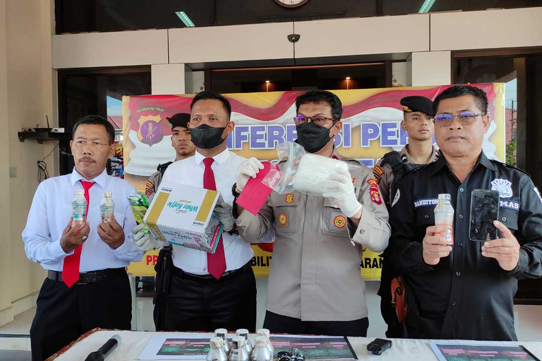 Waka Polres bersama Kasat Reskrim, Kasat Tahti dan Kasi Humas melakukan Konferensi Pers Tersangka F dengan Barang Bukti 1 Kg Sabu, Senin (19/6/2023). (Foto : Nur Sa'adah - Jurnalborneo.com).