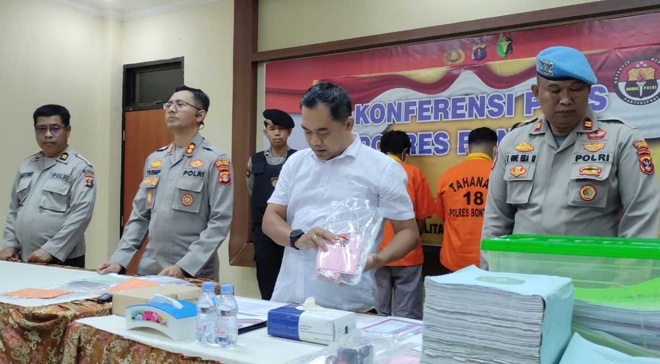 Polisi Tangkap Pelaku Tindak Pidana Korupsi FS (40) selaku PJ Kepala Desa Sambera, Marangkayu 2018-2019, dengan Taksiran Kerugian Negara Sebesar Rp 1 Miliar. (Foto: Nur Sa'adah - Jurnalborneo.com)
