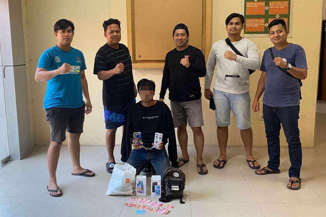 Tersangka MB (32) asal Muara Badak diamankan petugas kepolisian, Senin (26/6/2023).