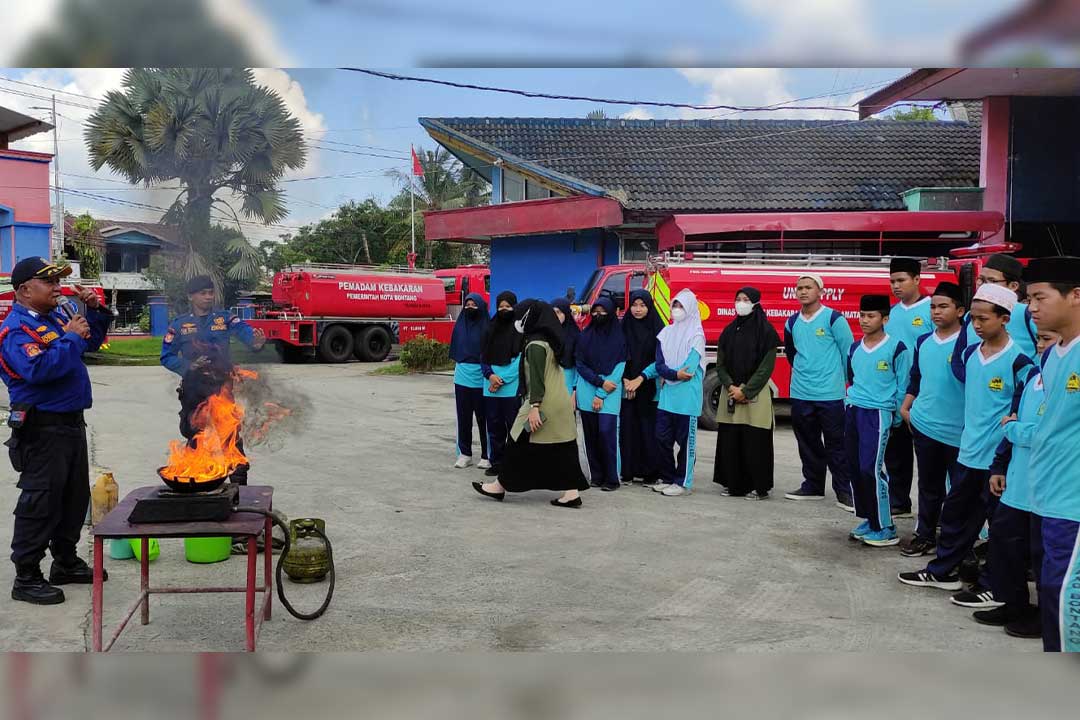 Sosioalisasi pemadaman api oleh Damkartan Bontang kepada murid SMP Bintang, Kamis (22/6/2023).