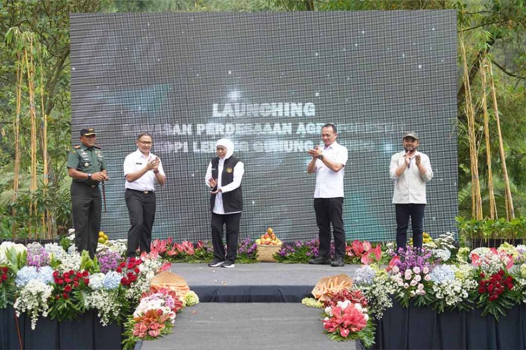 Gubernur Jatim Khofifah Indar Parawansa saat launching Perdesaan Agroforestri Kopi Lereng Gunung Arjuna Batu.