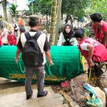 Proses pemakaman oleh Ikatan Pekerja Sosial Masyarakat (IPSM) Kota Samarinda dibantu relawan.