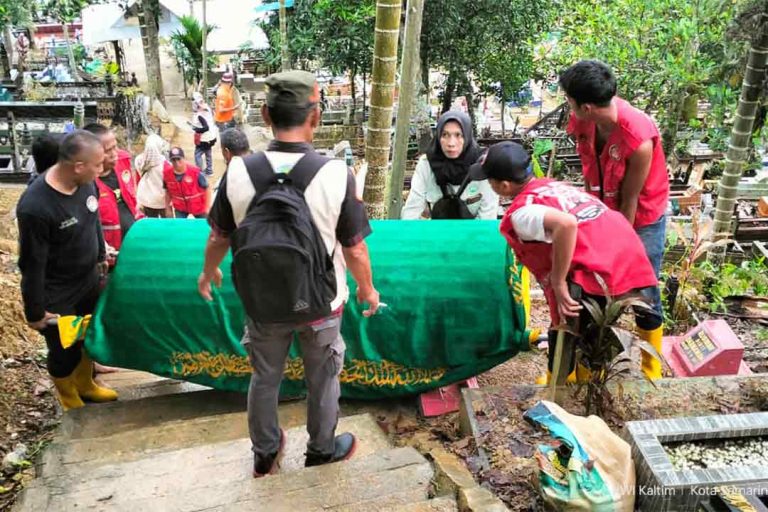 Proses pemakaman oleh Ikatan Pekerja Sosial Masyarakat (IPSM) Kota Samarinda dibantu relawan.