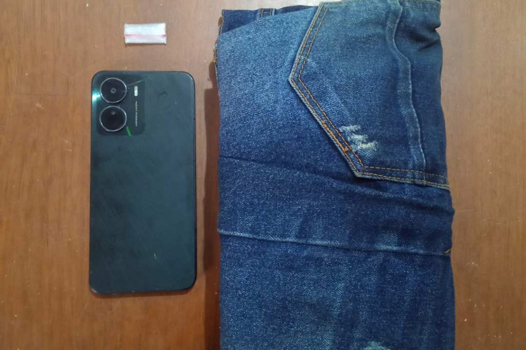 Barang bukti S (29) satu shartphone dan satu bungkus plastik klip berisi sabu di kantong kecil sebelah kanan celana jeans yang dipakainya.