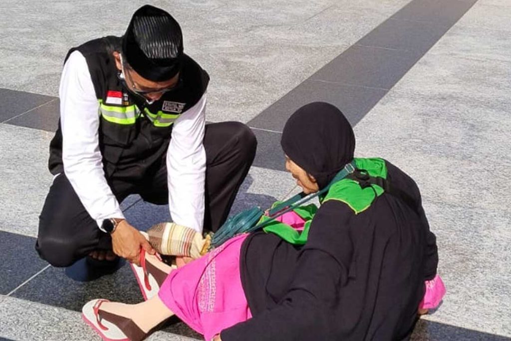 Petugas membantu jemaah di pelataran Masjid Nabawi