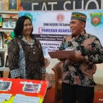 Kepala DKP Kota Samarinda Erham, saat mengunjungi stan SMK Negeri 18 Samarinda di Pameran Kearsipan Kaltim 2023.