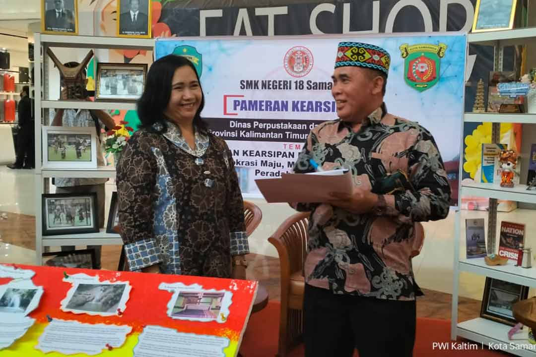 Kepala DKP Kota Samarinda Erham, saat mengunjungi stan SMK Negeri 18 Samarinda di Pameran Kearsipan Kaltim 2023.