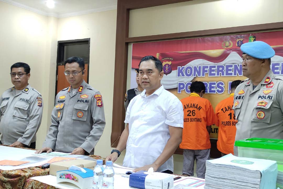 Kapolres Bontang Bersama Kasat Reskrim Lakukan Press Release Pengungkapan Kasus Tindak Pidana Korupsi Pembebasan Lahan Laboratorium Kesehatan Kota Bontang Tahun Anggaran 2012, Rabu (21/6/2023)