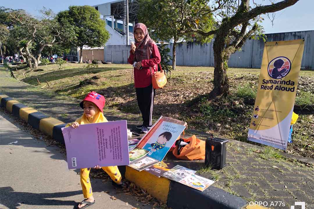 Irni Satyawati, founder Samarinda Read Aloud saat mengkampanyekan budaya membaca.