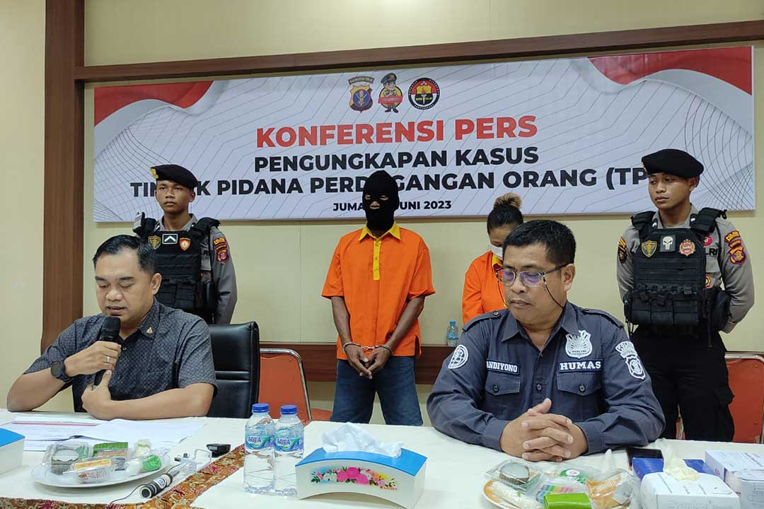 Konferensi Pers pengungkapan kasus tindak pidana perdagangan orang dengan terduga tersangka MB (55) menjual anak di bawah umur JVW (17), Jumat (16/6/2023).