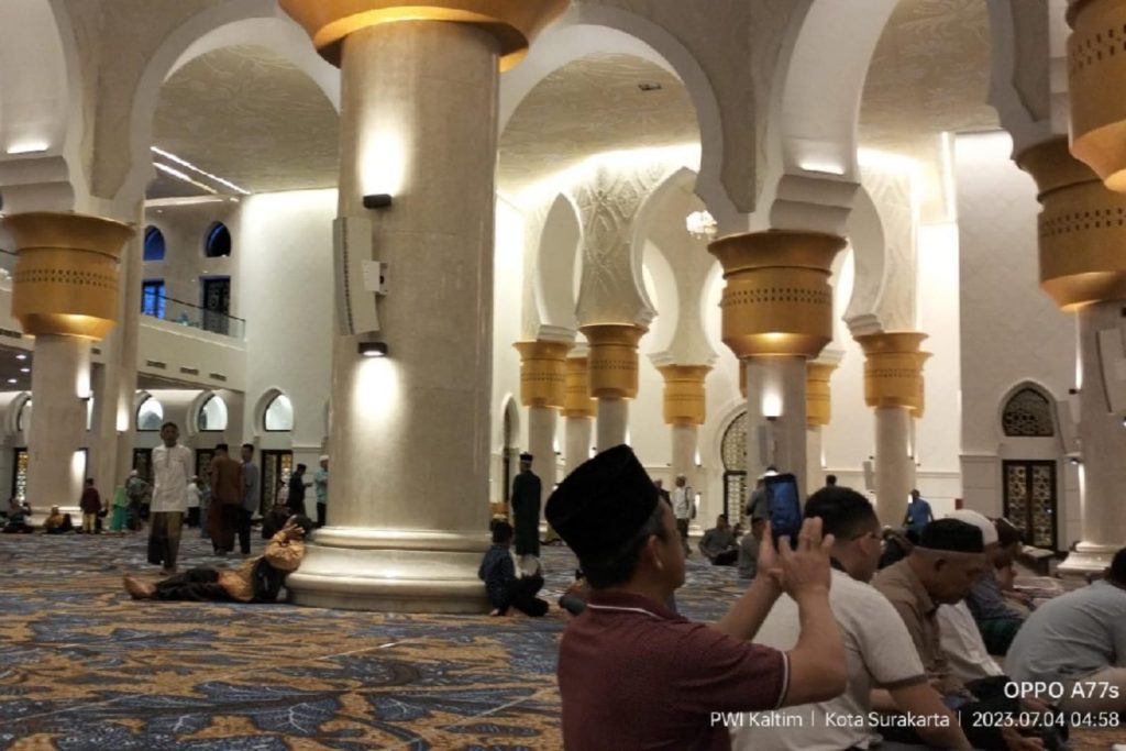Ruang utama untuk sholat masjid Raya Syeikh Zayed Solo