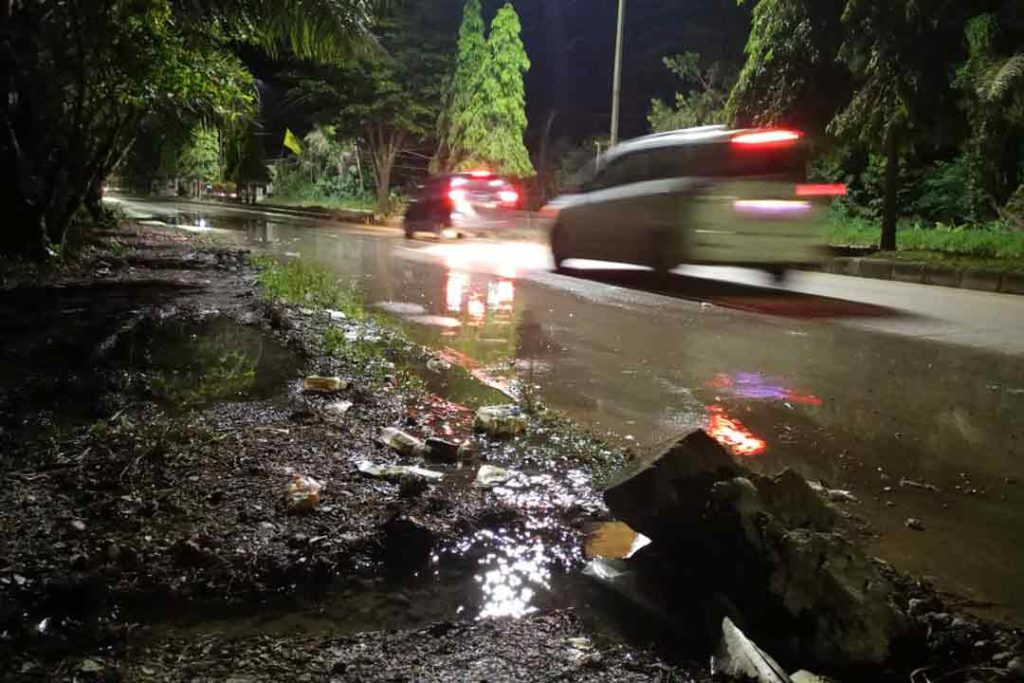 Kebocoran Pipa PDAM Tirta Mahakam membuat air menggenang di jalan raya kondisi tersebut cukup membahayakan.
