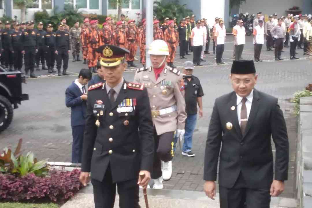 Kapolres Batu AKBP Oskar Syamsudin dan PJ.Walikota Batu Aries Agung Paewai saat Peringatan Hari Bhayangkara ke-77 tahun 2023 di halaman Balaikota Among Tani Kota Batu, Sabtu (1/7/2023)