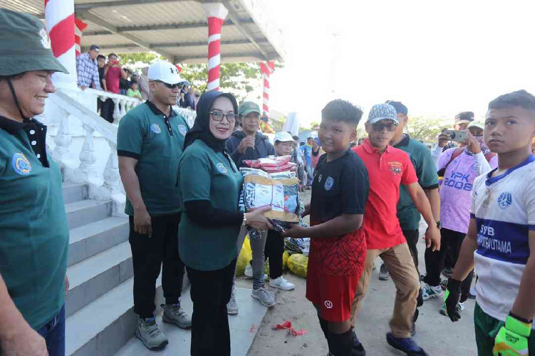 Wakil Walikota Bontang Najirah saat memberikan jersey pada pemain di Stadion Bessai Berinta, Minggu (2/7/2023).