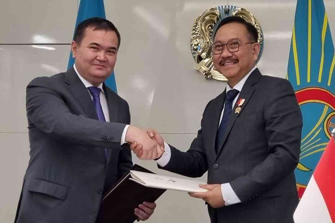 Kepala Otorita IKN Bambang Susantono dan Gubernur Ibu Kota Astana Zhenis Kassymbek menandatangani MoU, Senin (3/7/2023).
