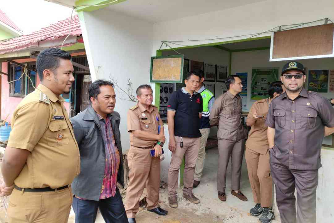 Ketua Komisi III DPRD Bontang Amir Tosina, Perwakilan Dinas PUPR, Dinas Perumahan Rakyat dan Kawasan Permukiman, Bapelitbang, Camat Bontang Selatan dan Lurah Berebas Tengah saat kunjungan pembangunan Kantor Kelurahan Berebas Tengah, Selasa (4/6/2023).